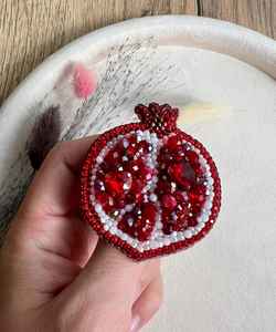 Broches perlées Broche de designer faite à la main. Accessoires de haute qualité. Broche design unique. Baby shower meilleur cadeau. - Product Image 1