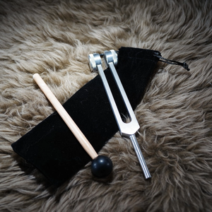 Diapasón de Sonido Curativo con Frecuencia de 136.1 Hz, con Mazo y Bolsa - Product Image 5