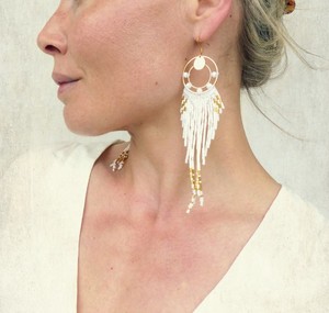 Magnifiques boucles d'oreilles à franges perlées faites à la main de qualité supérieure pour mariée, blanches et plaquées or - Product Image 2