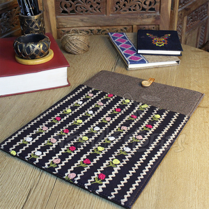 Funda para portátil Ajrak y yute bordada a mano, diseño rosa superventas, bolsillo exterior - Product Image 4