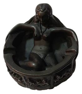 Cendrier en résine au design moderne avec figure nue Cadeau personnalisé pour la maison - Product Image 5