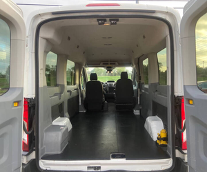 Furgoneta de Pasajeros y Carga Usada 2024, 3.7 L Gasolina, Automática, de 8 a 15 Plazas, Tipo XLT, Vehículo Comercial para Exportación - Product Image 3