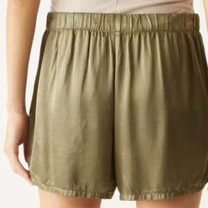 Pantalones cortos de dormir de satén transpirables de lujo para mujer: ultrasuaves y cómodos para la noche, disponibles en delicados pasteles - Product Image 6