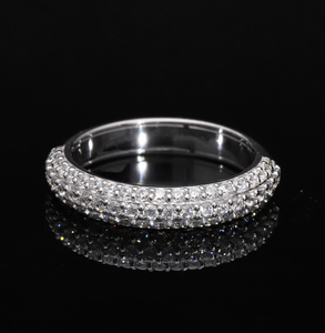 แหวนทองคำขาว14K พร้อมเพชรกลมสามแถวตามธรรมชาติในการตั้งค่าไมโครปูเพื่อแสดงความโดดเด่นเหนือกาลเวลาประกาย - Product Image 3