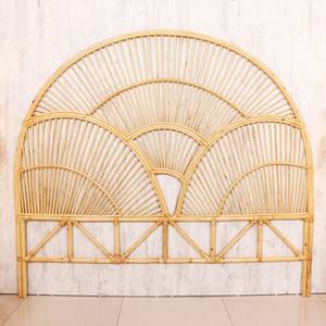 Tête de lit en rotin au design incurvé, faite à la main en canne naturelle, élément décoratif de lit, mobilier de chambre à coucher bohème élégant pour lits Queen et King Size - Product Image 1
