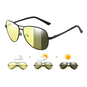 Occhiali <span class=keywords><strong>da</strong></span> <span class=keywords><strong>sole</strong></span> classici <span class=keywords><strong>da</strong></span> uomo di alta qualità in lega fotocromatica polarizzata montatura in metallo con <span class=keywords><strong>lenti</strong></span> Tac <span class=keywords><strong>grigie</strong></span> - Product Image 3