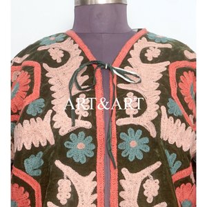 Veste matelassée en velours Suzani faite à la main, style vintage, brodée, manteau bohème, veste en coton écologique pour femmes, artisanat distinctif - Product Image 3