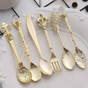 Ensemble de couverts en métal artistique pour collection de vaisselle design, ajoutant une touche créative à la présentation des repas - Product Image 1