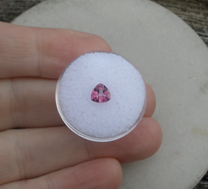 Tourmaline Rose Naturelle à Facettes en Vrac Pierres Précieuses Trillion Triangle Forme Couleur Rouge pour la Fabrication de Bijoux-IGI Certifié pour Bagues - Product Image 2