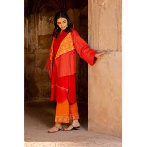 Veste courte asymétrique brodée en Khaddar rouge pour femme, style bohème personnalisable, cuir teinté avec rembourrage en coton, taille XL - Product Image 1