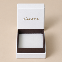 Boîte à bijoux de luxe personnalisée avec couvercle et base, papier texturé en cuir blanc, logo en feuille d'or, boîte intérieure marron et insert en velours