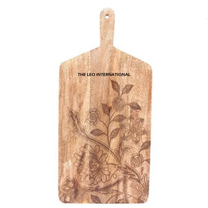 Tabla de cortar con forma rectangular de madera de mango natural Royal Decor con diseño grabado con asa para uso en utensilios de cocina - Product Image 1