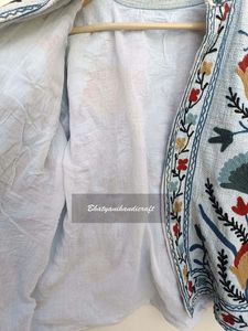 Veste courte de broderie Suzani pour femmes de qualité supérieure vêtements de plage d'hiver robe matelassée avec cadeau de conception brodée pour elle - Product Image 5
