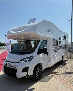 Autocaravana de Techo Alto 4X4 para Viajes con Interior Premium - Product Image 2