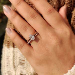 Anillo de Eternidad con Moissanita de Corte Redondo, Elegante y Atemporal - Product Image 5