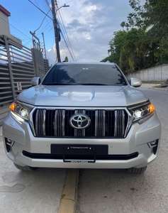 2022 para Toyota Land Cruiser Prado SUV Híbrido de Lujo, Motor Turbo Automático, Opciones de Interior Claro y Oscuro, Neumáticos R17/R18 - Product Image 1