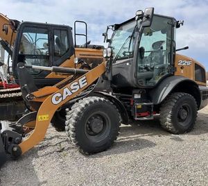 Chargeur sur pneus compact CASE 221F abordable d'occasion 3 tonnes équipement à vendre en Stock expédition rapide disponible Acheter maintenant - Product Image 3