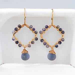 ต่างหูลวดโซดาไลต์ธรรมชาติทำด้วยมือเครื่องประดับต่างหูชุบทองจากนักออกแบบแฟชั่น - Product Image 1