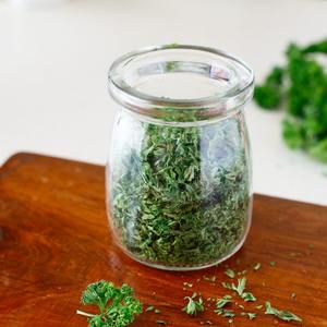 Persil aux herbes séchées de qualité supérieure avec saveur et couleur naturelles, offrant du persil séché pour le commerce international, vente en gros en vrac - Product Image 5