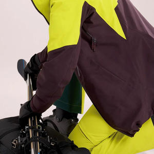 Veste de ski d'hiver pour femme avec ajustement personnalisé Conception OEM Matériau respirant Impression de logo et marque de distributeur - Product Image 2