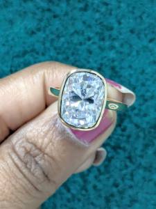 Bague de fiançailles solitaire en moissanite taille coussin 3,75 carats sertie clos, en or jaune massif 10 carats, cadeau de mariage de luxe pour femme - Product Image 5