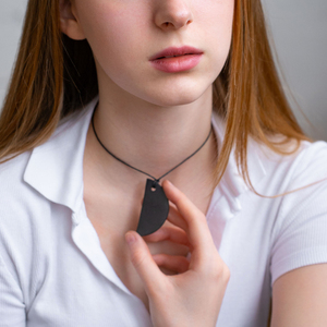 Colgante de shungita en forma de medio círculo de 0.8*2 pulgadas (21*50 mm) - Product Image 5