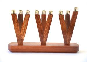 Ménorah en bois moderne à rainures pour une décoration d'intérieur sculpturale et des arrangements de bougies de fête élégants - Product Image 5