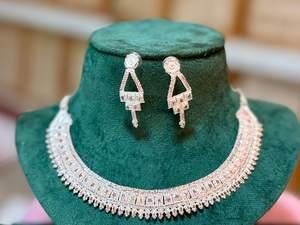 Conjunto de Collar Gargantilla con Diseño de Flores Chapado en Oro con Aretes y Anillo a Juego |   Modelo de Imitación Tradicional India al por Mayor 23203 - Product Image 2