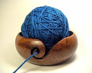 Bol en fil de bois fait à la main parfait pour tricoter le crochet et organiser le fil tout en ajoutant du charme à tout espace artisanal - Product Image 3