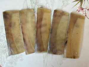 Peine de Cuerno Pulido Hecho a Mano Tradicional, Acabado Natural Suave, Antiestático, para Arte y Coleccionismo - Product Image 4