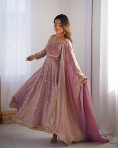 Robe Anarkali à la mode avec silhouette moderne et motifs vibrants pour les fashionistas pour l'exportation à prix économique - Product Image 2