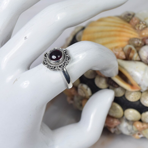 Bague en argent sterling 925 faite à la main motif de fleur de grenat rouge avec pierre de naissance de janvier pour cadeau d'anniversaire bijoux de mode - Product Image 3