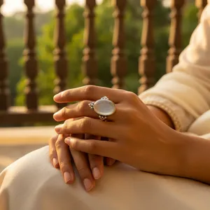 Bague en argent 925 plaqué or rose avec incrustation de pierre de lune, bijoux fantaisie pour femme, taille unique, forme de main, boîte sous licence - Product Image 1