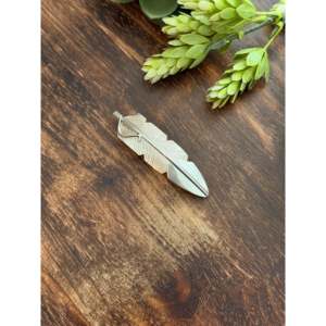 Barrette à cheveux artisanale en argent sterling Navajo avec plume, élégante pince à nœud de Noël pour filles, pinces à cheveux pour fêtes, emballage personnalisé - Product Image 2