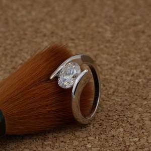 แหวนเพชรสำหรับปลูกในห้องปฏิบัติการสีเงิน925กะรัต2กะรัต VVS2ตัดทรงวงรี - Product Image 4