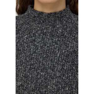 Blouse décontractée en tricot à col rond avec manches courtes et logo sur le devant, 100% coton, longueur courte - Product Image 4