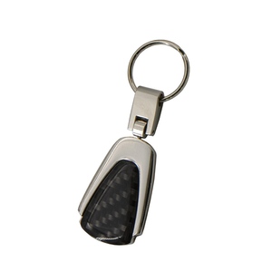 Llavero de carbono con inserción cromada - Product Image 1