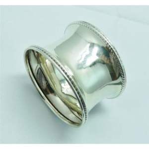 Rond de serviette martelé en métal poli or Design élégant parfait pour la décoration de vaisselle et les événements Accessoire de salle à manger élégant - Product Image 5