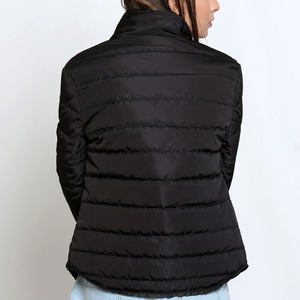 Vente en gros Veste personnalisée pour femmes Doudoune matelassée Veste matelassée en polyester légère et respirante pour l'extérieur avec col montant - Product Image 3