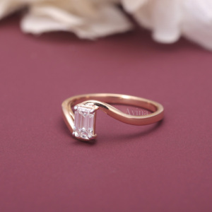 Bague de fiançailles minimaliste solitaire en or blanc/rose et or jaune 18 carats avec diamant de laboratoire taille émeraude certifié IGI - Product Image 3