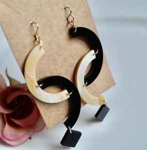 Boucles d'oreilles en corne de buffle naturelle Style d'amour écologique Bijoux de mode Aspect acier Poli Forme artisanale Corne en gros en vrac - Product Image 1