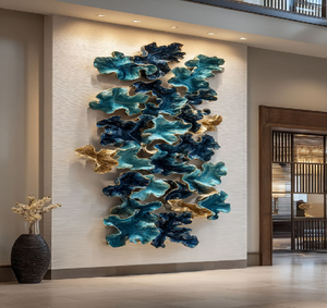 Arte metálico abstracto de rayos de sol en verde azulado y dorado. Decoración moderna y lujosa para tu sala de estar. Disponible a precios de mayoreo. - Product Image 2