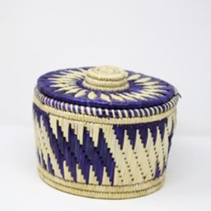 Panier de rangement en herbe de lune fabriqué à la main avec un motif en zigzag bleu royal frappant, disponible au prix de gros. - Product Image 1