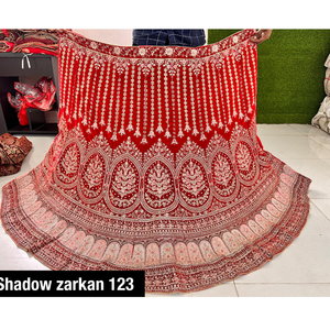 ชุด lehenga กำมะหยี่พราวสำหรับเจ้าสาวที่มี jarkan ทำงานเต็มรูปแบบ dupatta ยาว choli และสองกระป๋องสีแดงเข้ม - Product Image 6