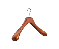 Cintres élégants avec crochets en métal pour affichage au détail Cintre en bois de style personnalisé Cintre en bois à longue queue pour manteaux et vestes