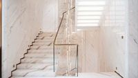Escalier personnalisé en marbre blanc Palissandro brillant avec éclairage LED, marbre blanc d'Italie avec veines brunes