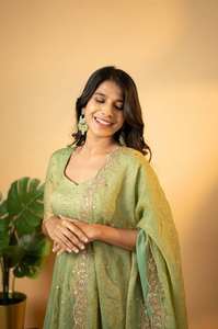 Traje Salwar de seda hecho a mano de diseñador Vestido largo de estilo pakistaní Kameez Dupatta para bodas y fiestas - Product Image 3