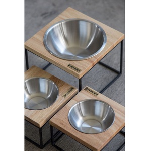 Soporte artesanal de madera para comida de mascotas con elegante incrustación de ágata - Product Image 1