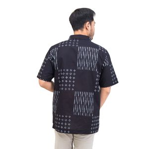 Camisa de manga corta negra étnica moderna con rayas verticales y motivos geométricos de puntos para un aspecto minimalista audaz de Indonesia - Product Image 2
