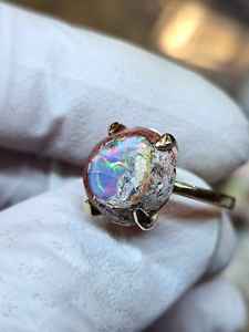 Elegante anillo delicado de ópalo australiano de oro blanco de 14 quilates Impresionante juego de colores Diseño minimalista Elegante joyería rara Elección de regalo perfecta - Product Image 2